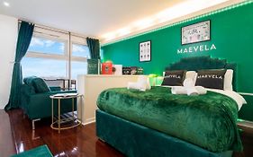 Maevela Apartments - Top Floor Rolex Themed Studio Apt Inside The Cube, Mailbox - Free Netflix & Wifi
